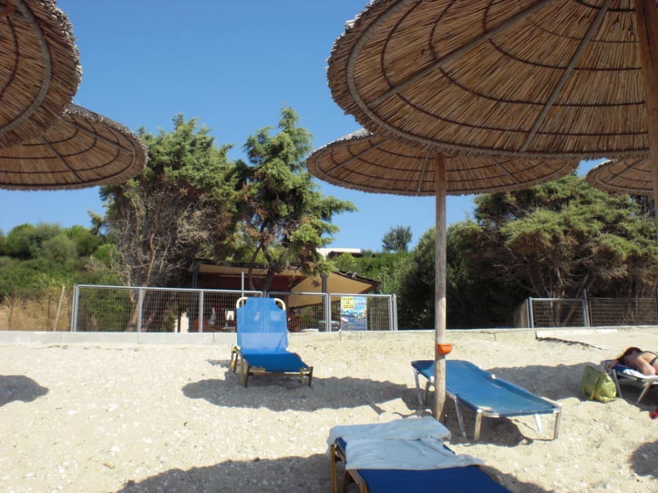 Liegen und Schirme am Hotel-Strand Pomegranate Wellness Spa Hotel