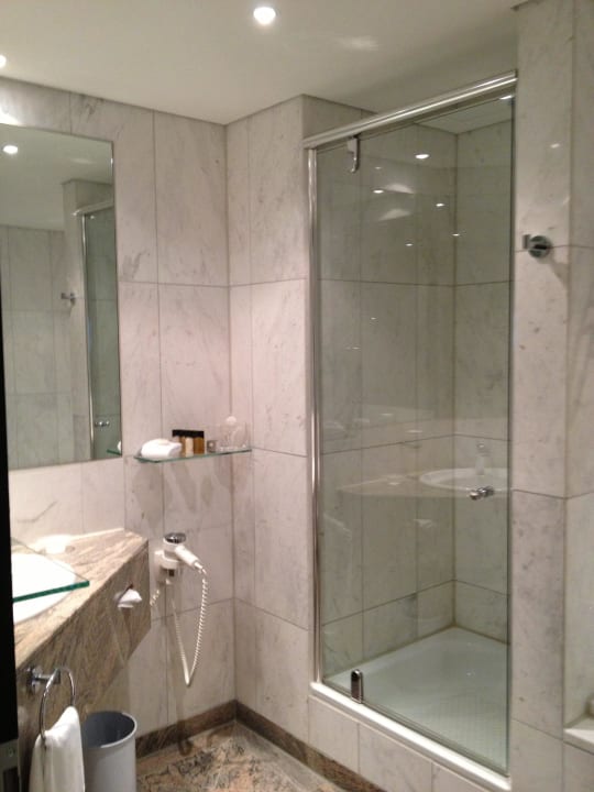 Bad im Doppelzimmer Hotel Palace Berlin