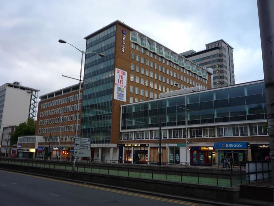 Die Travellodge Croyden am Abend Hotel Travelodge Croydon