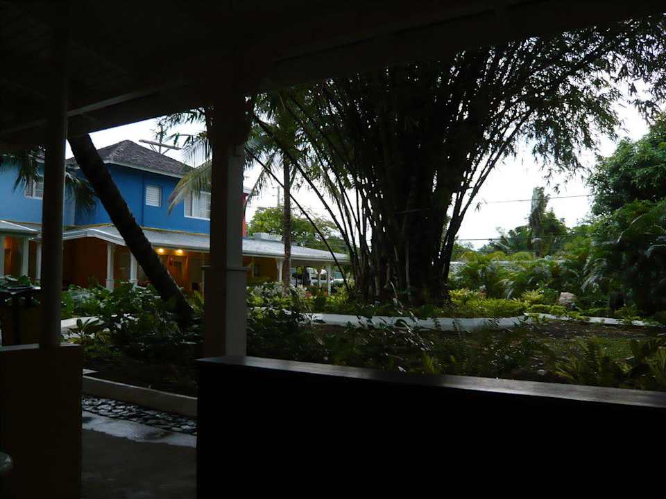 Blick in den (lauten) Garten aus Zimmer 609 Grand Muthu Club Caribbean Runaway Bay