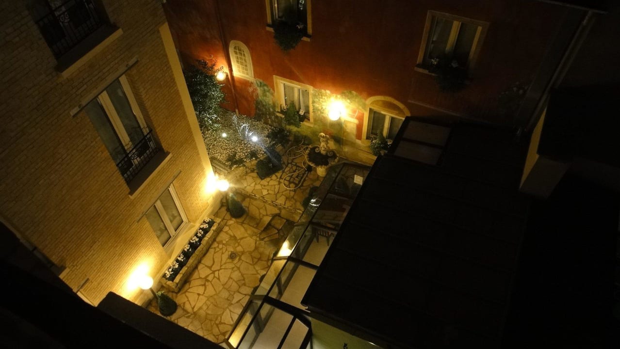 Blick zum Innenhof Hotel Beaugrenelle Saint-Charles