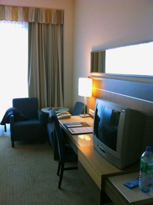 Doppelzimmer, Blick auf Schreibtisch mit TV NH Collection Berlin Mitte Friedrichstrasse