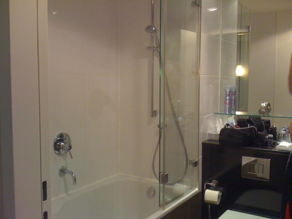 Teil des Badezimmers Adina Apartment Hotel Frankfurt Neue Oper