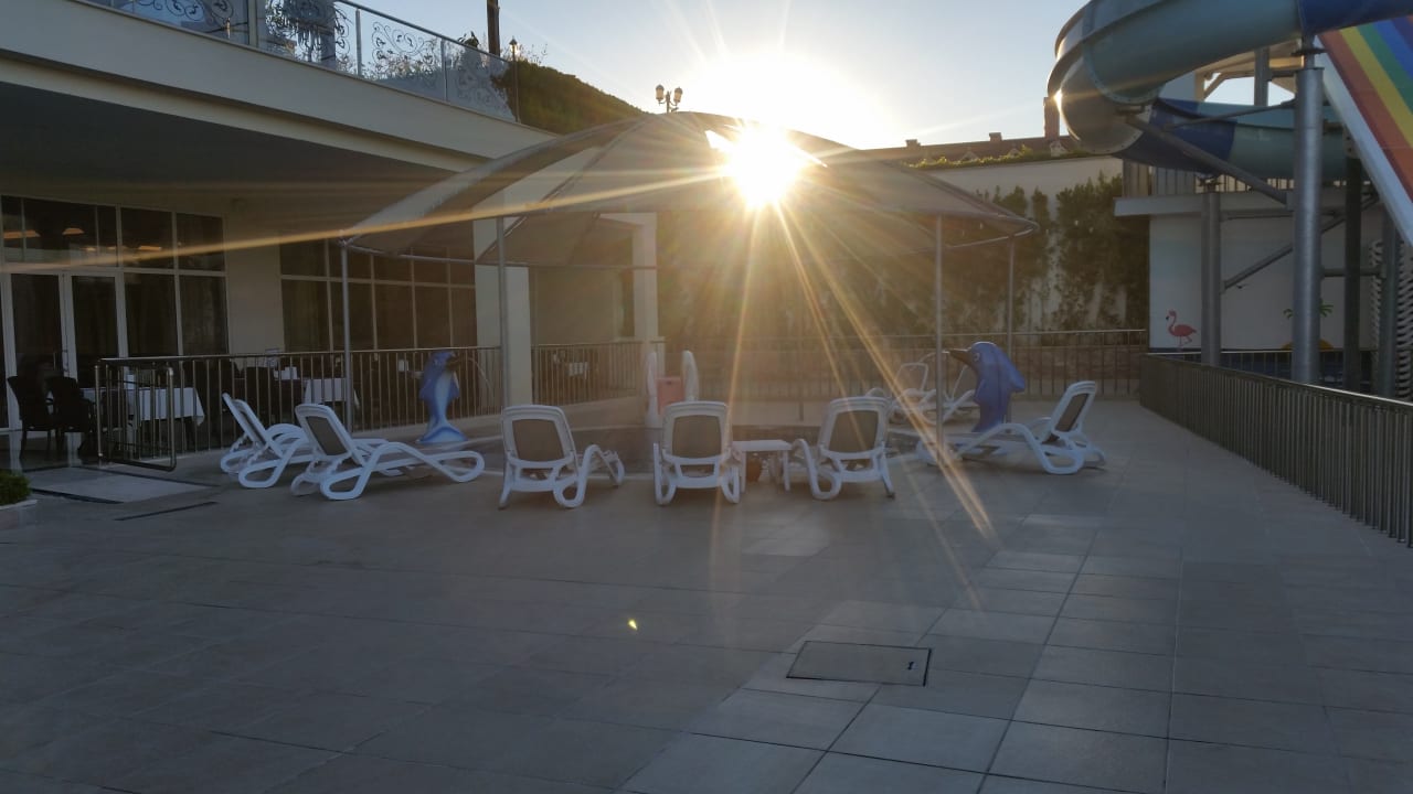 Pool Mary Hotel Side