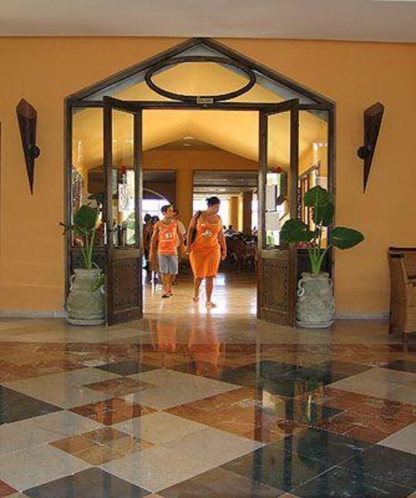  Entree Restaurant Hotel African Queen