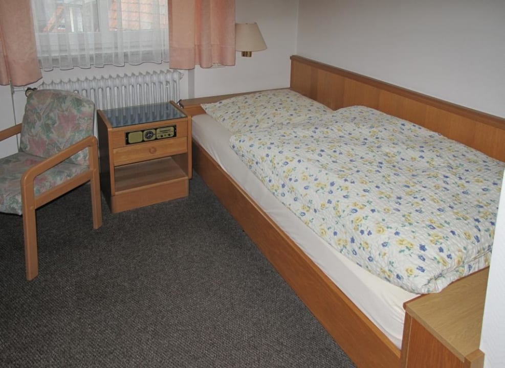 Bett im Einzelzimmer Hotel Knebel Garni