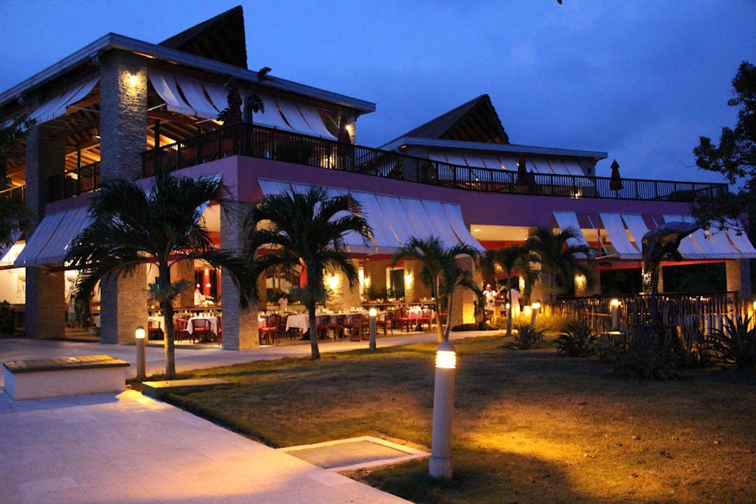 Hauptgebäude am Abend Decameron Baru