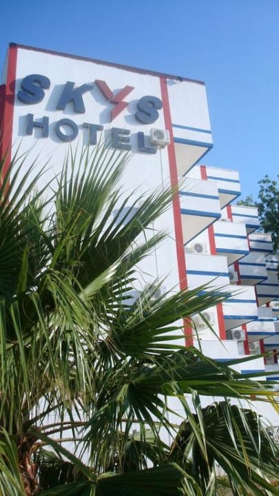 Blick Vordereingang Skys Hotel