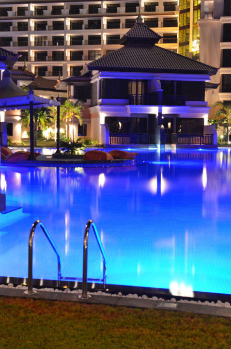 На территории отеля Anantara The Palm Dubai Resort