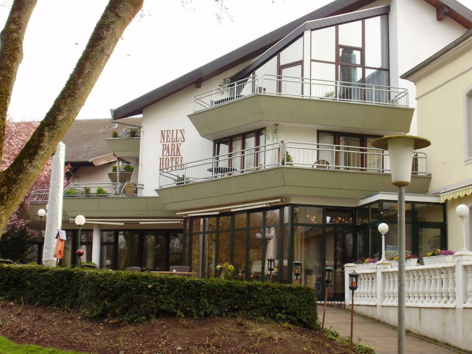 Rückseite des Hotels vom Park aus Nells Park Hotel