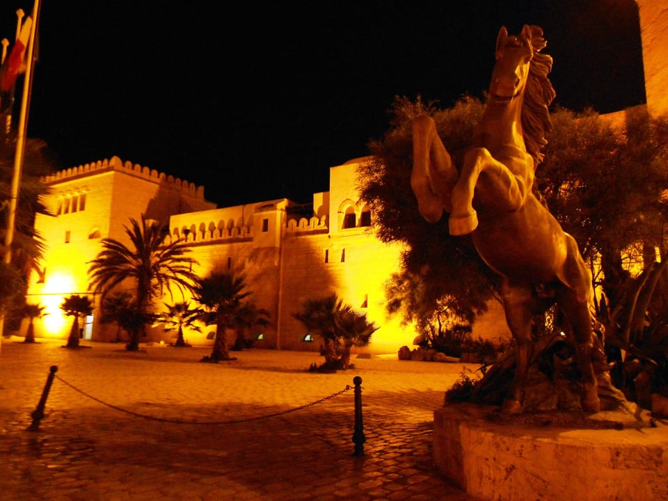Hoteleingang bei Nacht Diar Lemdina Hotel