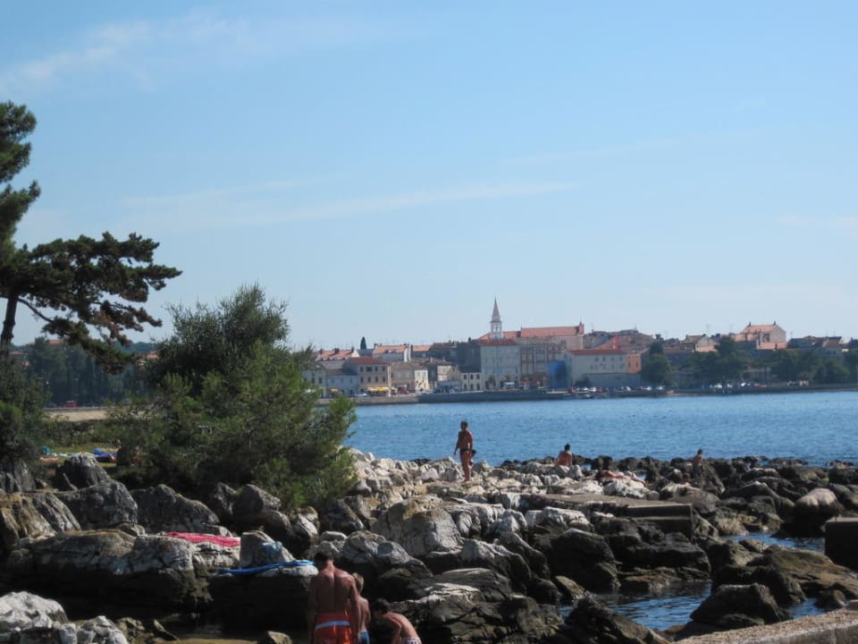 Ausblick vom Strand zur Stadt Porec Valamar Parentino Hotel