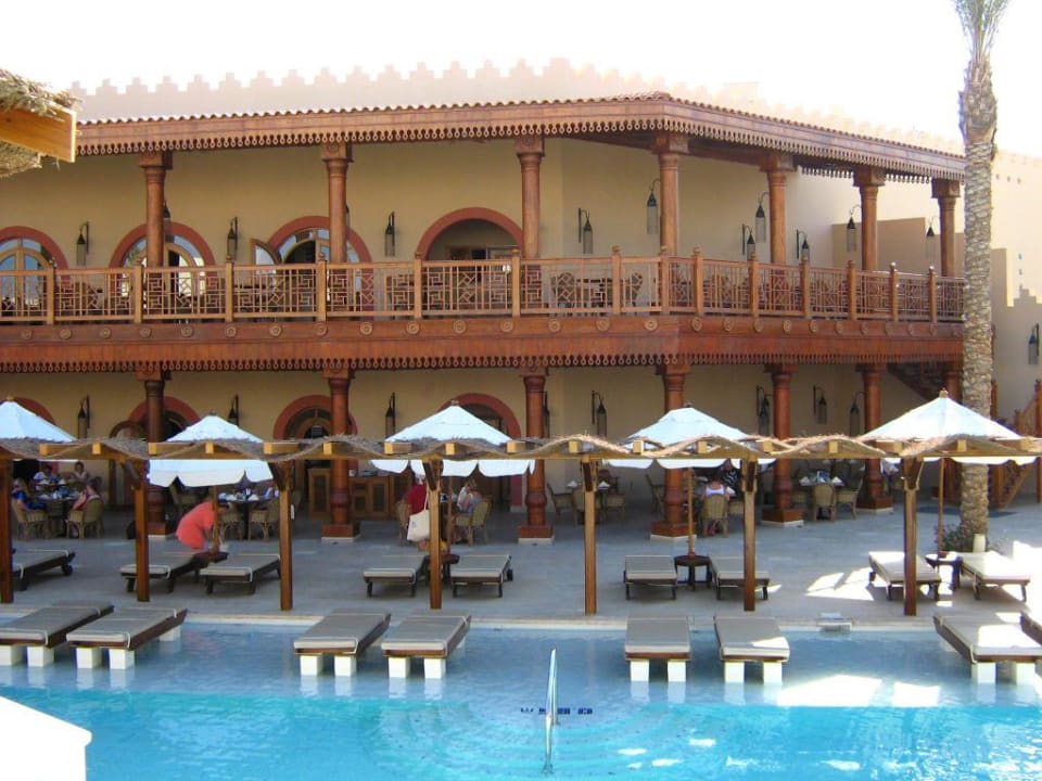 Liegen direkt im Pool (im Hintergrund Restaurant) Ghazala Gardens