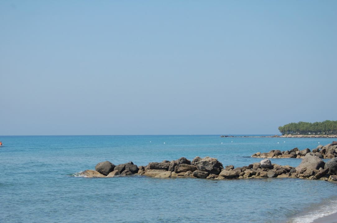 Wellenbrecher sonst kein Steine im Meer Porto Bello Beach