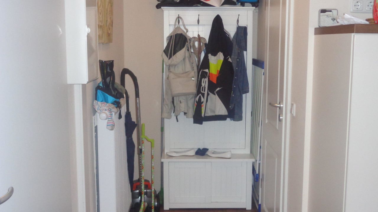 Links Eingangstür Gardrobe und rechts Tür vom Bad Apartements Hanseresidenz