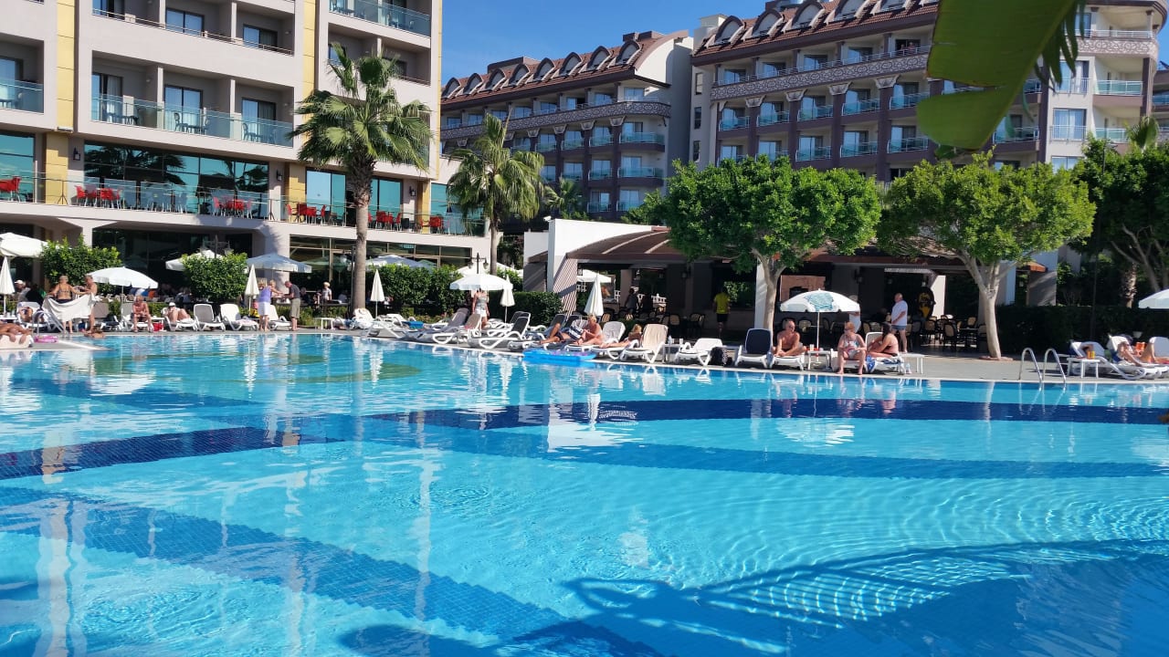 Großer Pool mit Bar Aydinbey Kings Palace & Spa