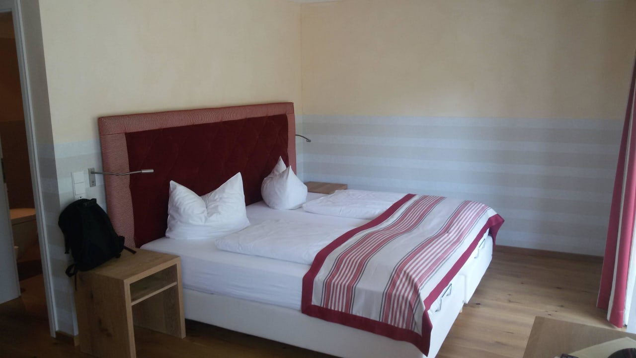 Teil des Zimmers, viel Holz, herrlich Hotel Rebenhof