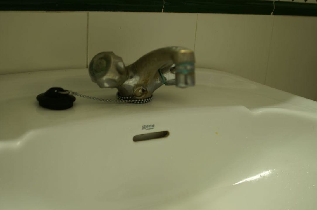 Ekelig abgenutzte Badarmaturen HOVIMA Jardin Caleta