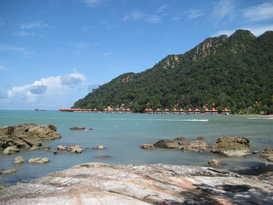 Blick vom Strand auf die Wasserbungalows Berjaya Langkawi Resort