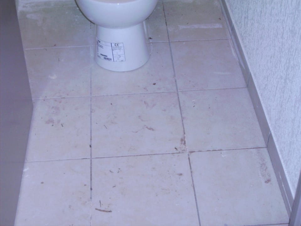 Zement und Silikonrest in der Toilette Belambra Riviera Beach Club