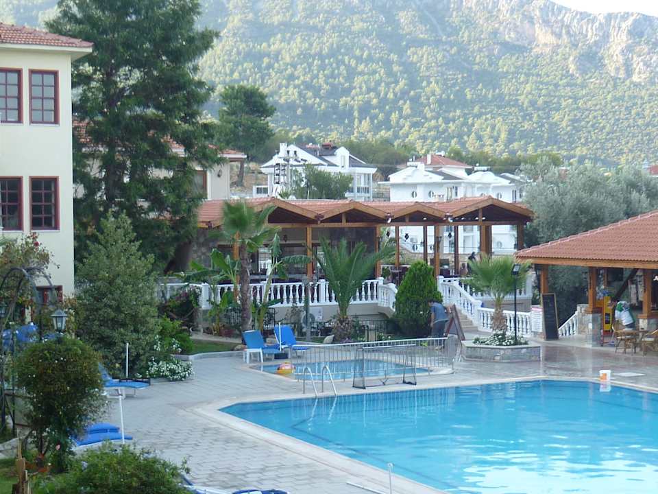 Blick aus einem Hotelzimmer auf die Poolanlage Hotel Celay