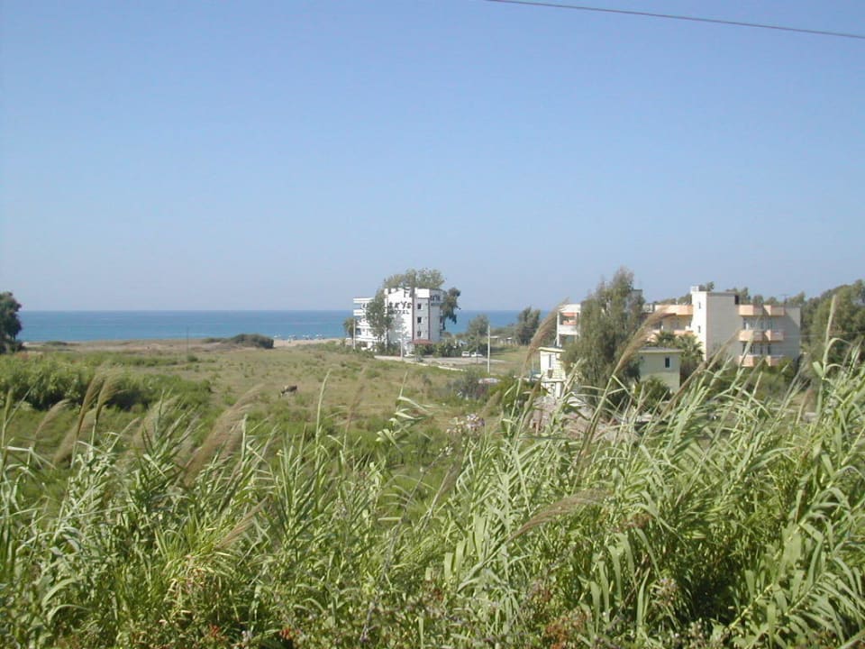 Blick von der Hauptstraße Skys Hotel