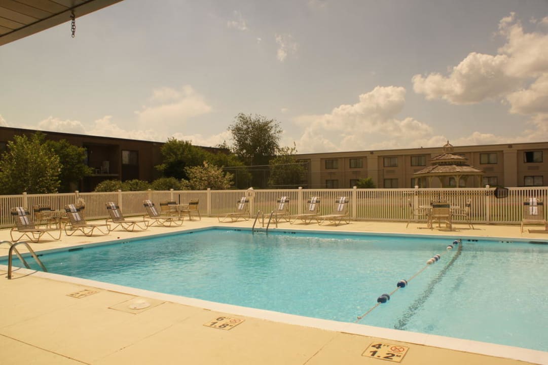 Pool Hotel Holiday Inn Waterloo Seneca Falls