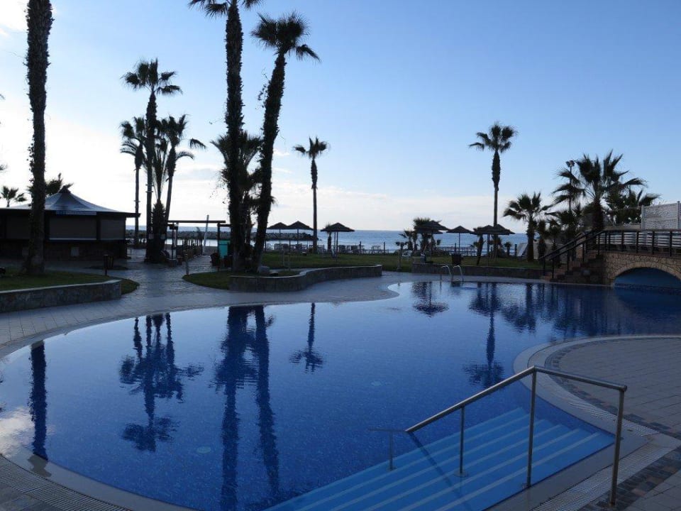 Der Pool, ein Weiterer befindet sich seitlich  Lordos Beach Hotel & Spa