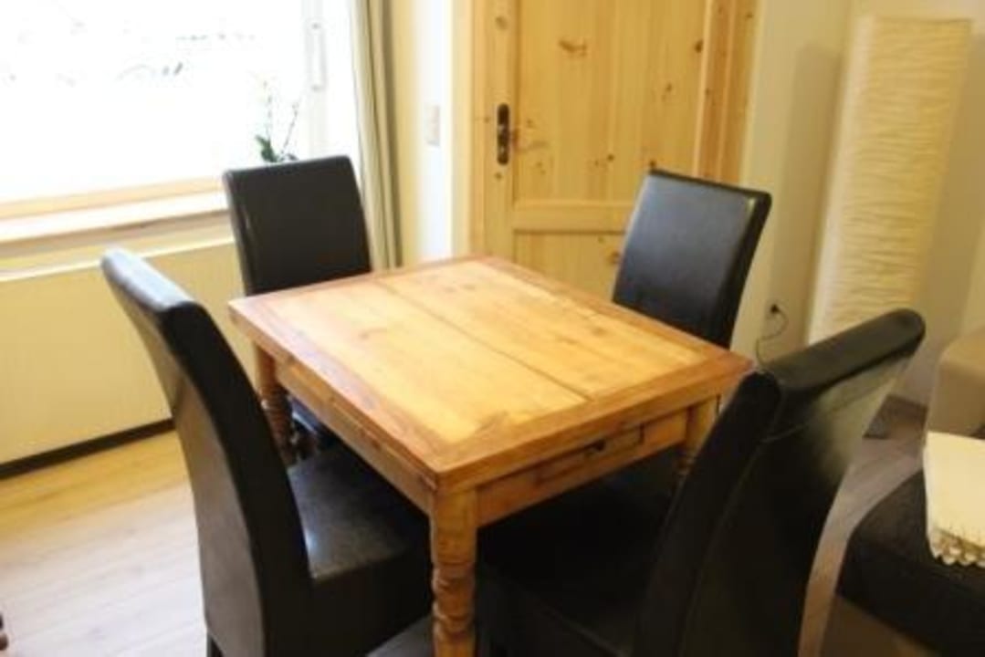 Alter herrlich aufgearbeiteter Esstisch Fewo 1 Ferienwohnungen Altstadtnest