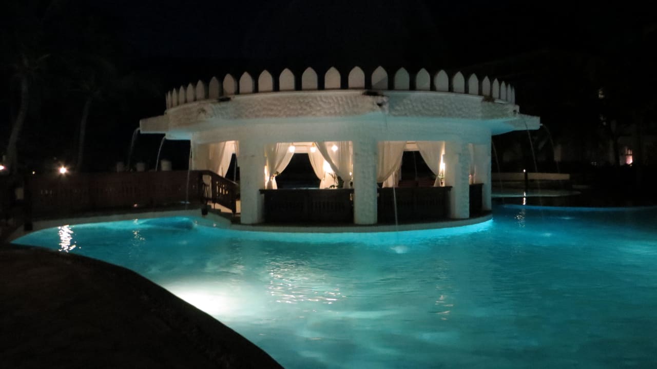 Die Poolbeleuchtungen bei Nacht Hotel Southern Palms Beach Resort