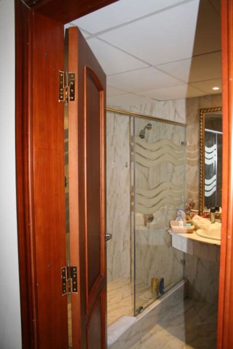 Salle de bains suite Titanic Beach Spa & Aqua Park