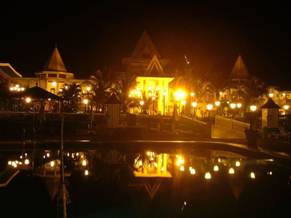 Haupthaus am Abend Hotel Riu Palace Tropical Bay