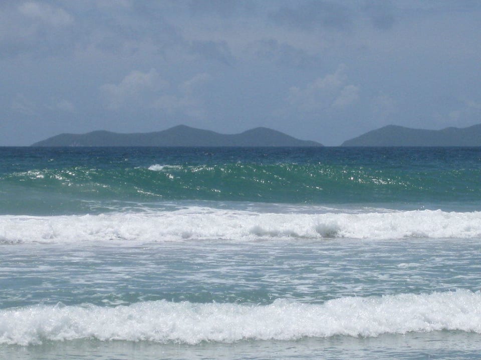 Blick vom Strand auf Insel Los Frailes Hotel Flamenco Villas / Beach Club