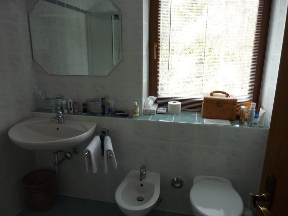 Das Badezimmer mit großem Fenster Hotel Zugspitze