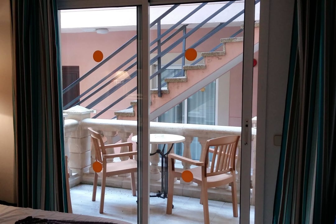 Balkontürausblick ( siehe auch unsere Bewertung ) allsun Hotel Lago Playa Park