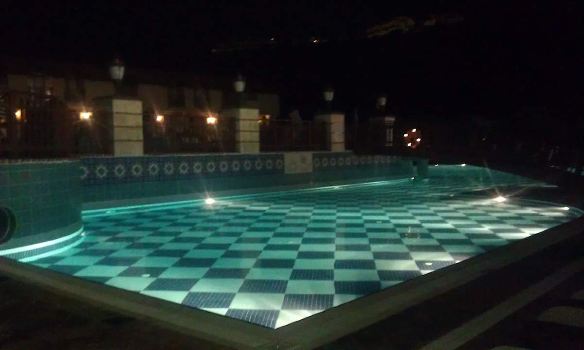 Pool bei Nacht NoxInn Club