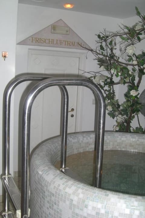 Tauchbecken STROBLHOF Active Family SPA Resort