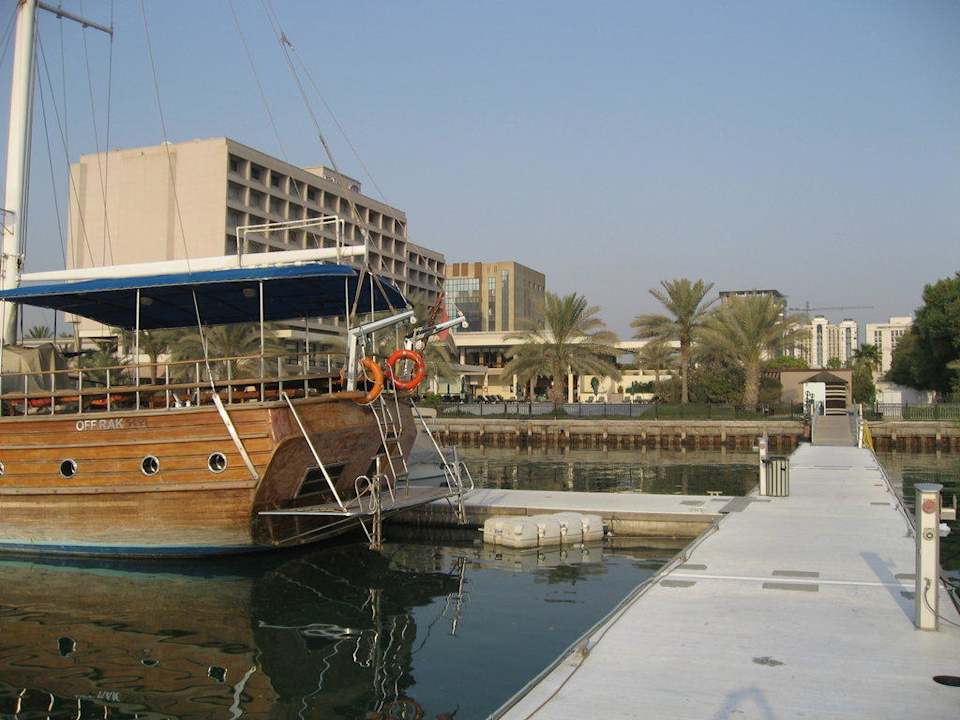 Blick von der Seebrücke/ Hafen auf das Hotel Hilton Garden Inn Ras Al Khaimah