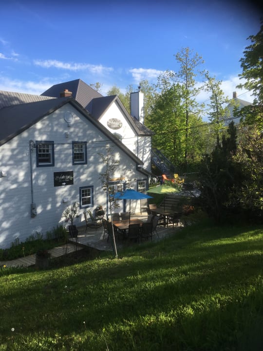 Gartenanlage Hostel sous les Arbres