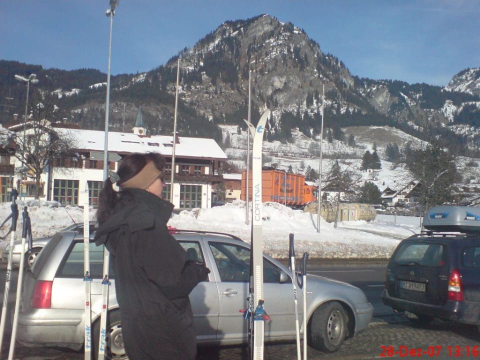 Ende des Langlaufs vor dem Hotel DIE GAMS Hotel - Restaurant