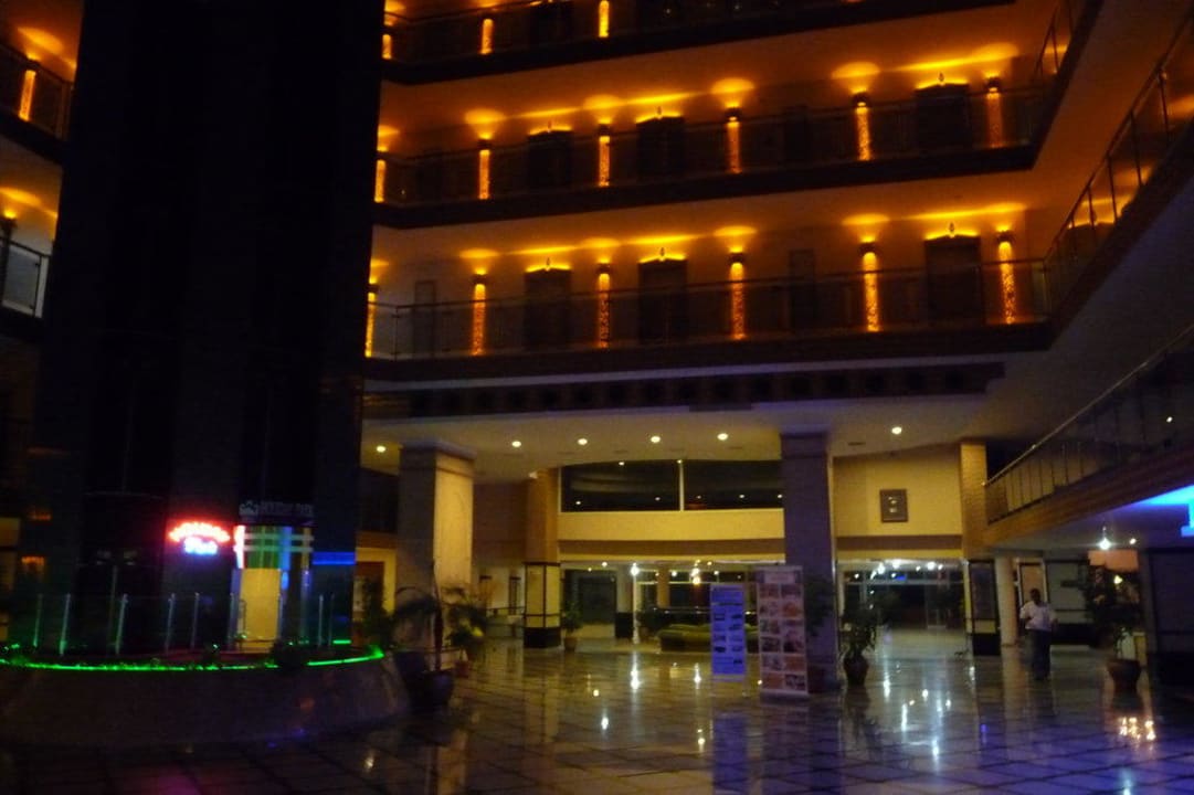 Hotel nocą Holiday Park Resort