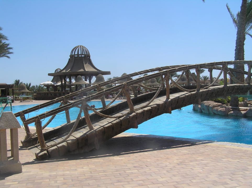 Widok na basen Parrotel Beach Resort