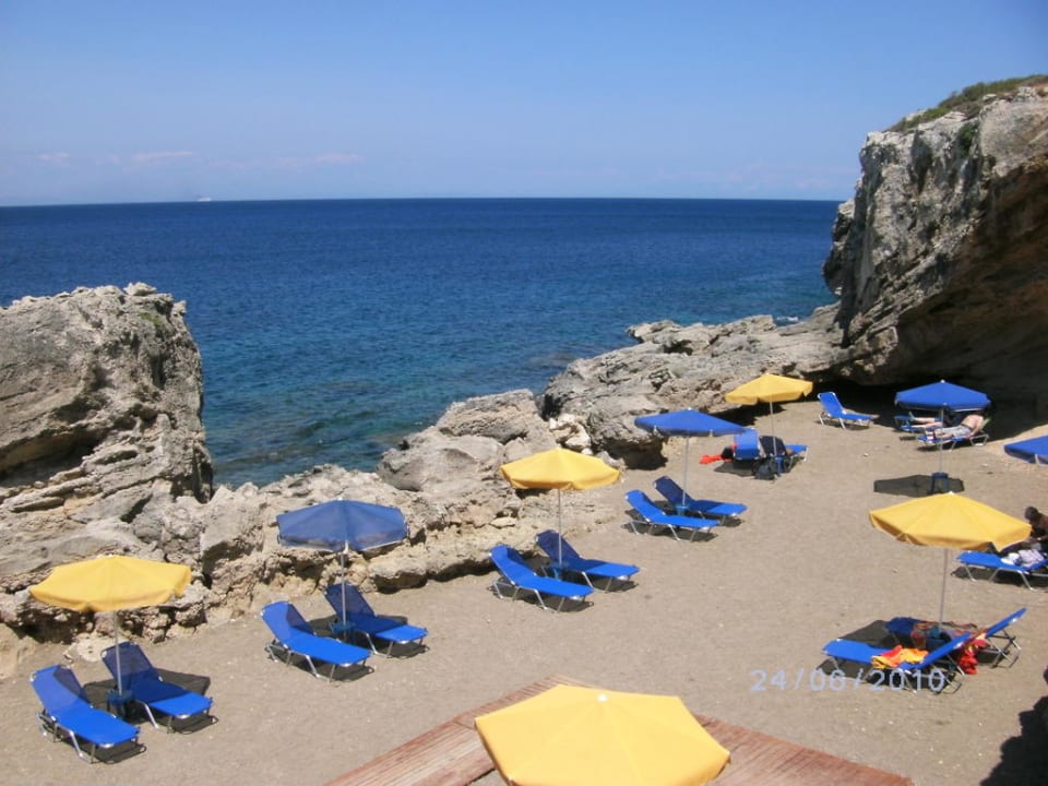 Kleine felsige Bucht mit Badesteg Kresten Palace Hotel