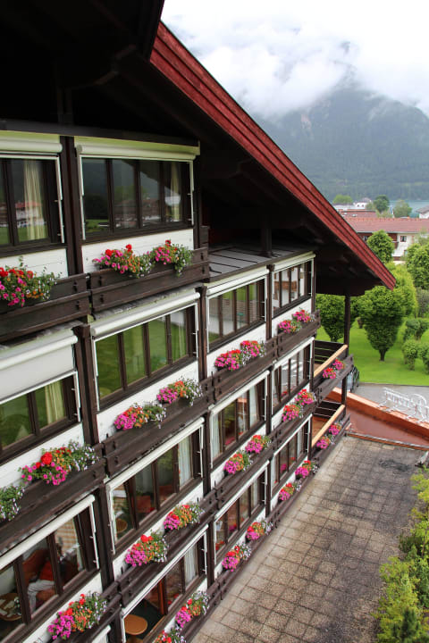 Blick seitlich auf's Hotel Rieser Achensee Resort