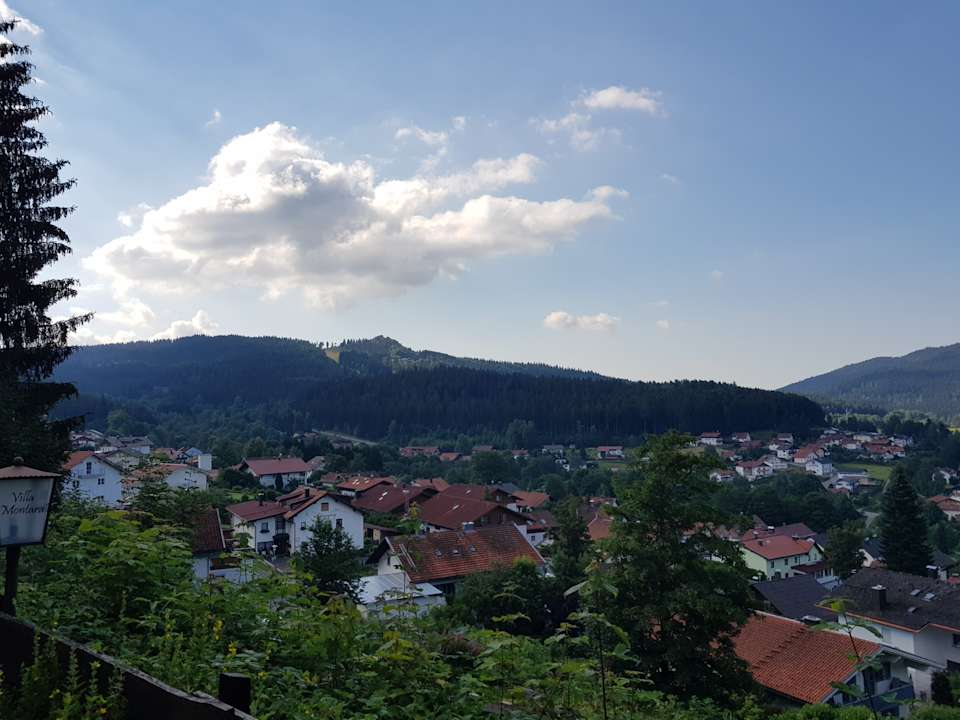 Von den Zimmern bzw. Balkonen der Ausblick über Bodenmais. Montara Suites Bodenmais