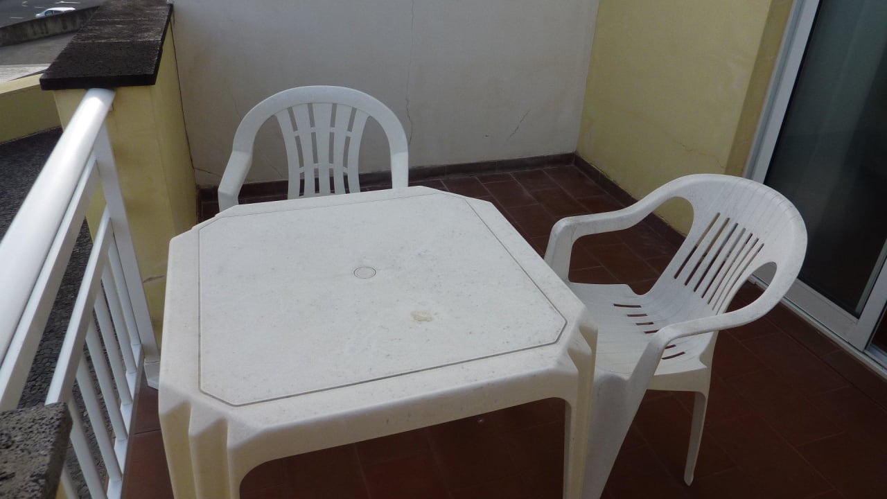 Balkon mit Tisch und Stühlen Vinha d’Areia Beach Hotel