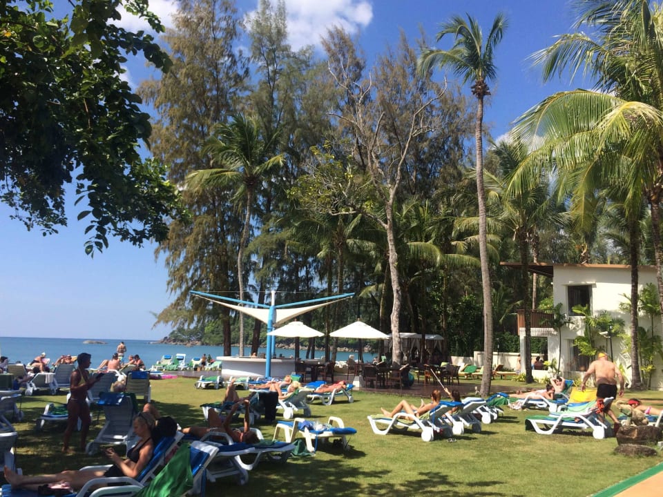 Liegen im Bereich des Beaches The Briza Beach Resort Khaolak