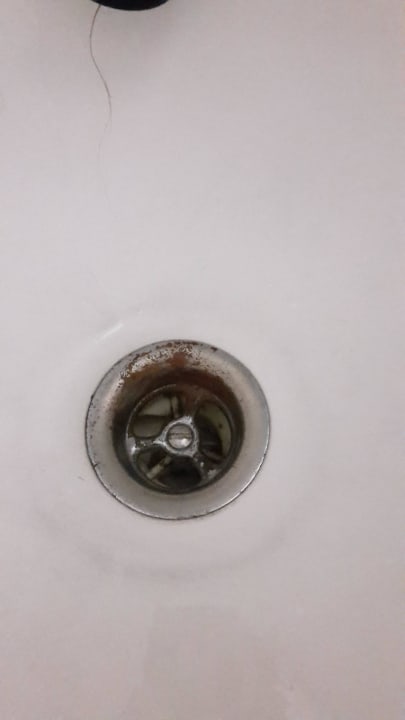 Rostiger Abfluss und Armaturen Hotel Vibra Beverly Playa