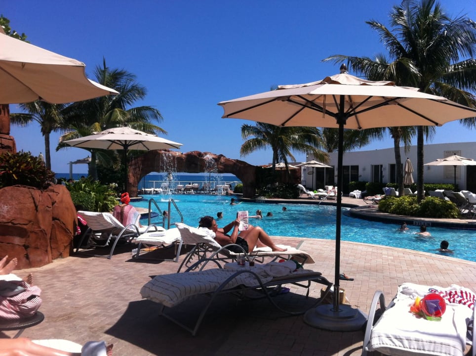 Pool Trump International Beach Resort