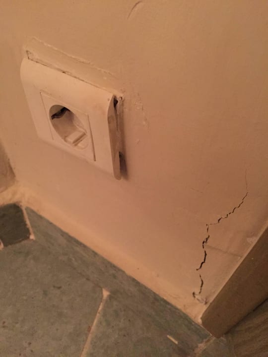 Steckdose in unserer Suite, Wand gerissen SUNRISE Holidays Resort (Adults Only)